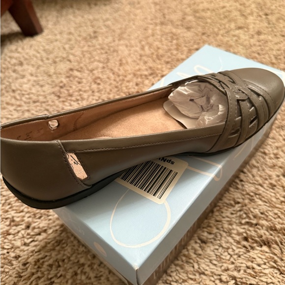 NEW Life Stride Women's Gray Flats - Picture 4 of 9